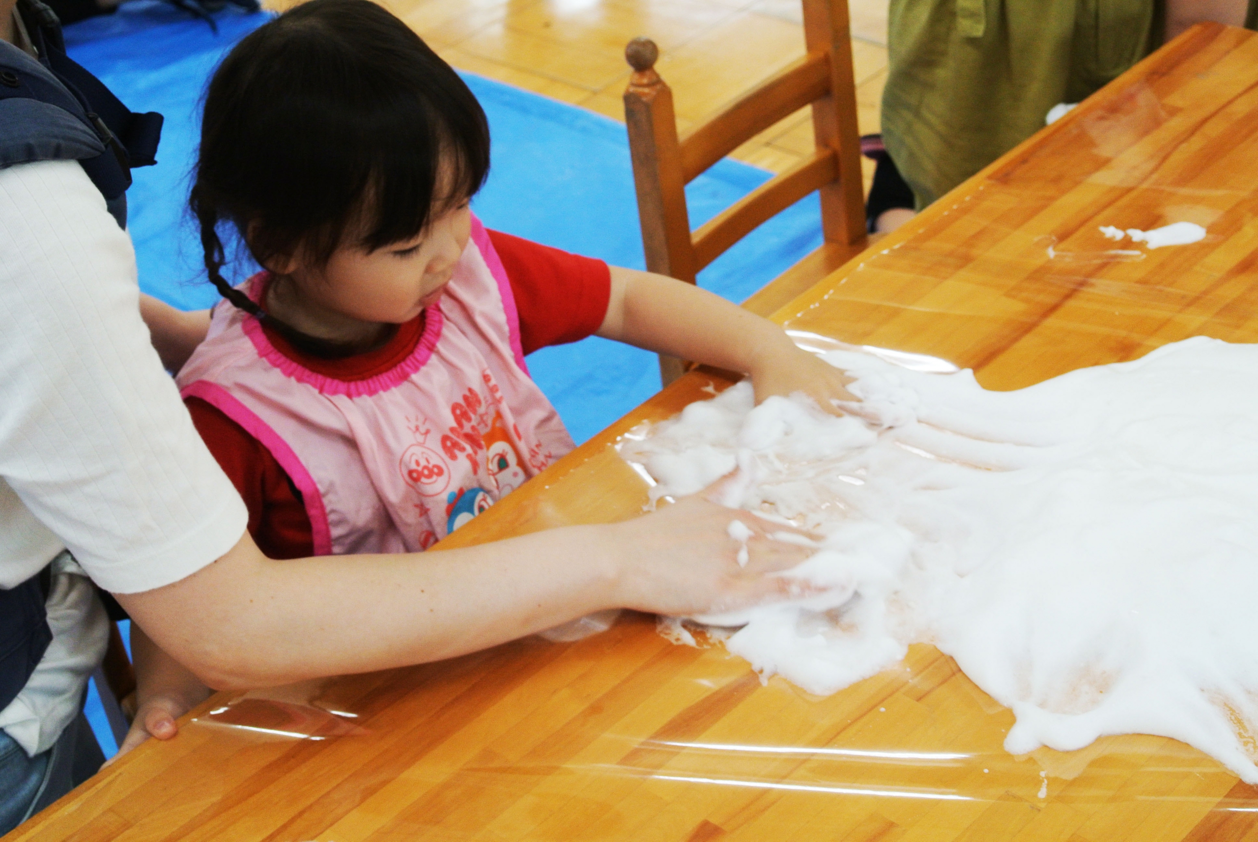 おひさまランド ムース絵の具遊び 子育て支援活動ブログ 日本平幼稚園